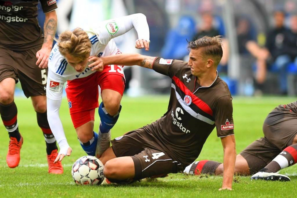 红牛二队鏖战红牛车队,皮亚斯特里状态火热 红牛二队鏖战红牛车队,皮亚斯特里状态火热